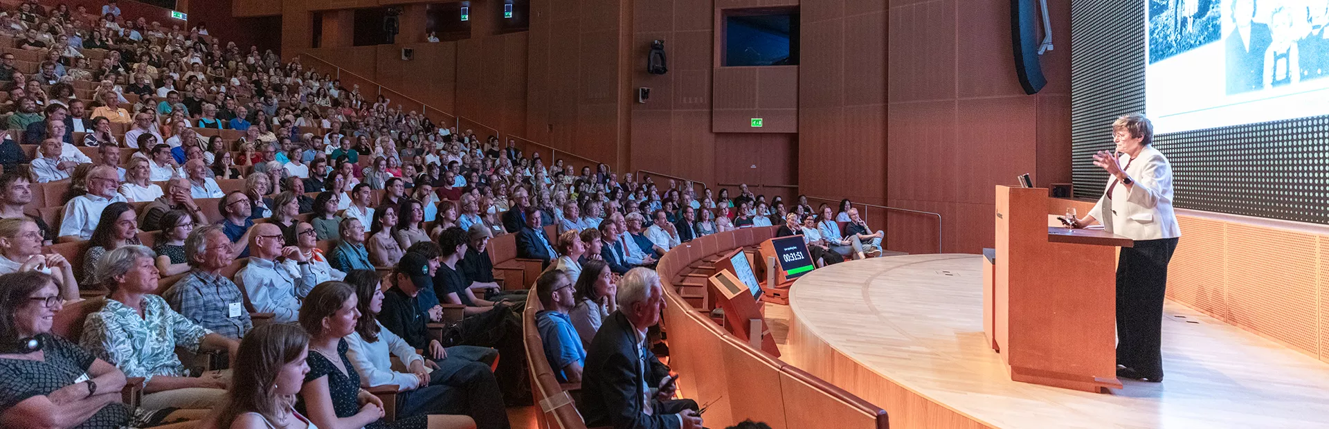 Katalin Kariko speaking to an audience