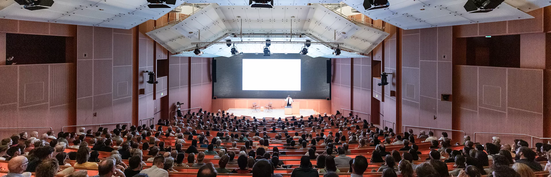 Katalin Kariko speaking to an audience