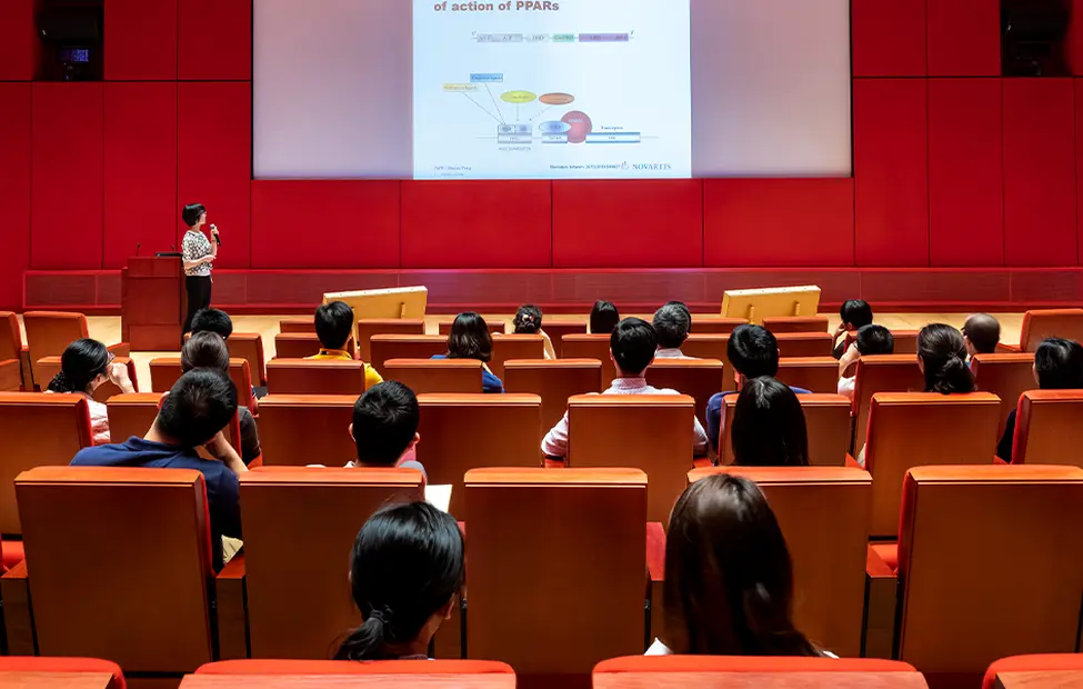conference-presentation-in-auditorium