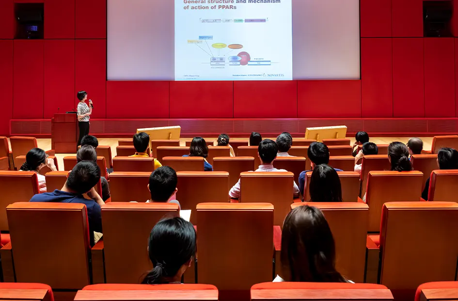 conference-presentation-in-auditorium