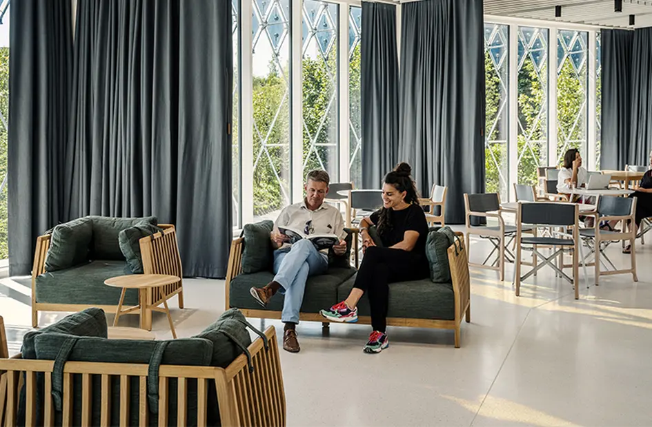 novartis-pavillon-lounge-with-people-relaxing-and-chatting